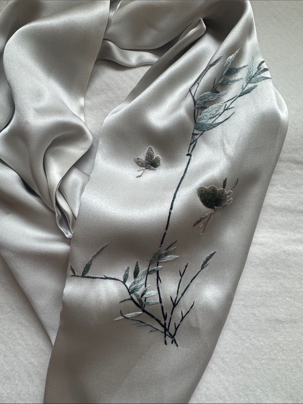 Luxury 100% Mulberry Silk Hand Embroidered Long Scarf Silver Gray - Picture 3 of 3
